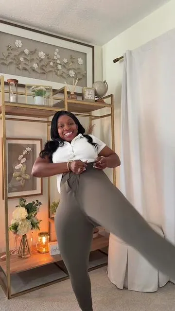 These leggings are in my top 3 of favorites stretchy soft flattering I'm wearing a size small 156 lbs  Hips 46 in @ChicCurve US #tummycontrolleggingss #viralleggins#TikTokShopFinds 