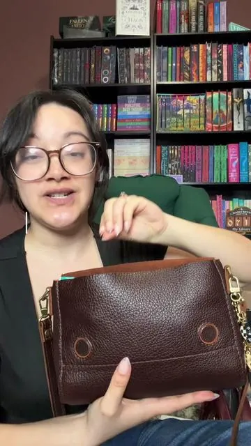 The Metro Crossbody keeps your Kindle and daily essentials close—minimal, timeless, and made for book lovers on the go 📚✨ ✨ Compact & Structured – Slim, Kindle-ready daily carry ✨ Full Grain Leather – Durable, ages beautifully over time ✨ Magnetic Closure – Easy access, clean minimal look ✨ Organization Pocket – Holds keys, cards, earbuds neatly ✨ Adjustable Strap – Comfortable, hands-free reading carry ✨ Suede Interior – Soft, natural, cozy book-safe lining #portlandleather #leatherbag #crossbodybag #kindlefriendly #kindlegirlie @PORTLAND LEATHER GOODS 