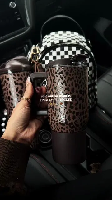 I never thought they would restock this color ! RUN 💫💫 #hydrojugtraveler #hydrojug #leopardhydrojug #coffeemug 