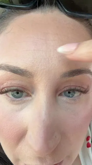 The way that blurred my forehead lines… I’m a lifer @tarte cosmetics #tartecosmetics #shapetape #blurringpowder #tiktokshopmothersday #tiktokshopcreatorpicks 
