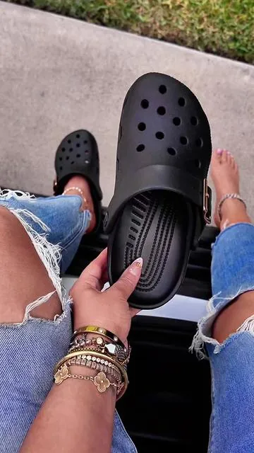 The gold metallic buckle just makes them so cute! #crocs #crocsclogs #newcrocs #tiktokshopcreatorpicks @Crocs 