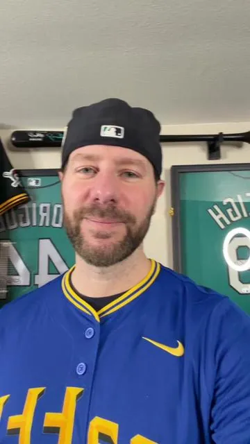 DeedsBros is live! All memorabilia in the shop! Let’s pull some 🔥🔥🔥 #deedsbros #LIVEIncentiveProgram #LIVEwithlowfollowers #PaidPartnership 