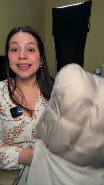 Dormir bien no es lujo… es necesidad 😩✨ Desde que cambié a estas almohadas, siento el descanso mucho más cómodo y relajado 🙌 Son suaves, se adaptan bien y le dan ese toque tipo hotel a tu cama 🛏️ Si sientes que tu almohada ya no te da el soporte que necesitas… ya sabes 👀 #alm#almohadass#descansom#camag#hogarrmirbien 