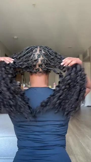 The best part about human crochet hair is the way that you can bring it back to life 😍  Hair is from @OQHAIR @oqhairshop! Details: 18 inch Burmese Curly crochet hair  #miracleknots #crochethair #bohobraids #curlyhairroutine 