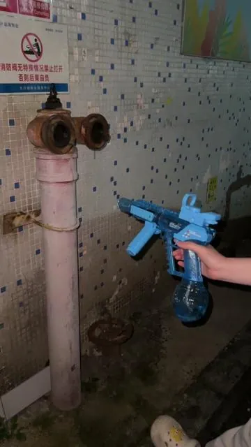 This cool electric water gun can fascinate all children we#childrentoys  #cool #tiktokshop #Electricwatergun  #waterguntoy 
