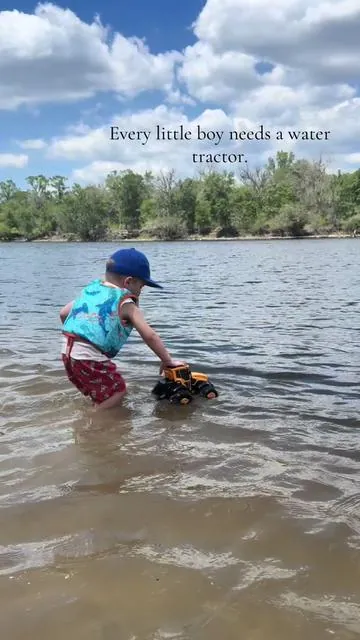 The perfect tractor that drives on water and land! Click the link!🫶🏻 #CapCut #greenscreen #fypage #workoutmotivation #river 