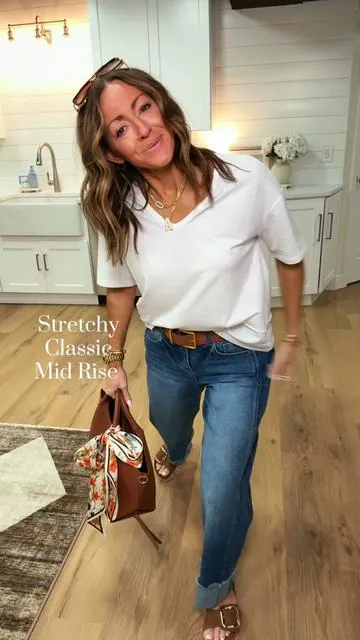 Go to pair of jeans 👏🏼 Loving the boyfriend fit! I’m 5’2” 127 in a small #jeans #midrisejeans #stretchyjeans @Flamingals 