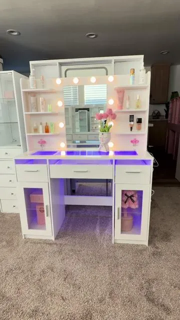 Hermoso tocador de maquillaje con vitrinas, repisas abiertas y luces RGB #TikTokShopSpringGlowUp #refreshyourspace #tiktokshopcreatorpicks #springbreak #vanity 