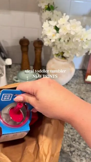 Yaya tumblers just released the CUTEST new patterns 🤩 #toddlertumbler #toddlercups #leakprooftumbler #kidstumbler #yayatumbler 