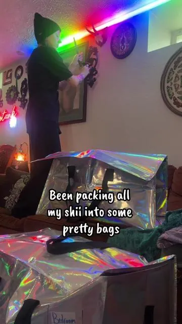 With no boxes on deck, I have been saved. Thank you @StowmSHOP c’: These were sent to me as a free sample! I needed some waterproof bags to move and store my items and these are noiceee. #storage #moving #movingessentials #storagebag #storagehacks 