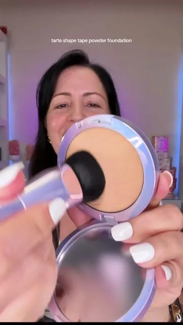 La Base en polvo de Tarte con cobertura modulable que ayuda a unificar el tono, suavizar la apariencia de poros y dejar un acabado natural tipo filtro. El set incluye la brocha diseñada para aplicar el producto más uniforme y rápido. #tiktokshopstockup #tiktokshopmothersday #BigDreamsStartSmall #tartecosmetics #powderfoundation