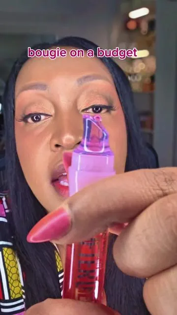 Not letting this economy stop me from looking expensive 💅✨ This gloss is giving luxury without the luxury price. If you know, you KNOW. #tiktokshopfinds #lipglossaddict #drugstoremakeup #glowupjourney 