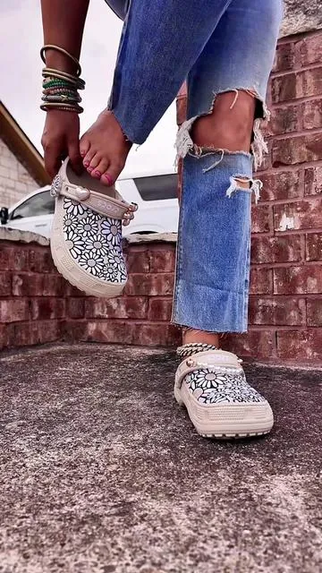The new Daisy floral crafted clogs are stunning!! #crocs #crocsfloral #newcrocs #crocscraftedclogs #tiktokshopcreatorpicks @Crocs 