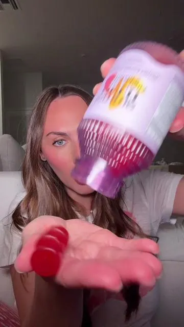 Brand new @lemme launch and she’s so yummy! Perfect to incorporate in your daily routine 🍊🩷 #lemme #lemmemulti #lemmewomensmulti #tiktokshopcreatorpicks #lemmegummies 