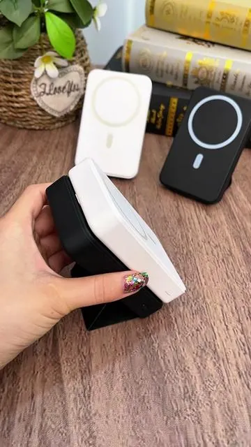 🔥🔥¡Mira videos mientras cargas! La función de soporte para el móvil es muy práctica.🎉🎁😍 #CargaInalámbricaMagnética #CargadorDeMóvil #CargadorPortátil #usa_tiktok #AmorYRegalos