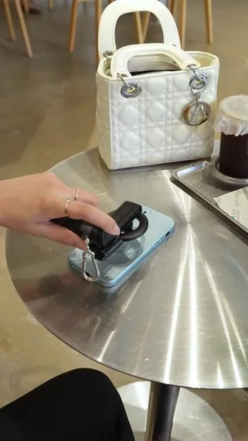 Lost remote？All-in Bluetooth，never missing！ #tiktokmademebuyit  #giftguide  #selfiestick  #vlog  #travel 