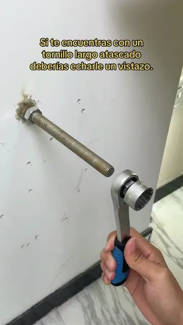 Si te encuentras con un tornillo largo atascado, deberías echarle un vistazo.#reparador #llaveinglesa #repair #handtools #portablewrench 