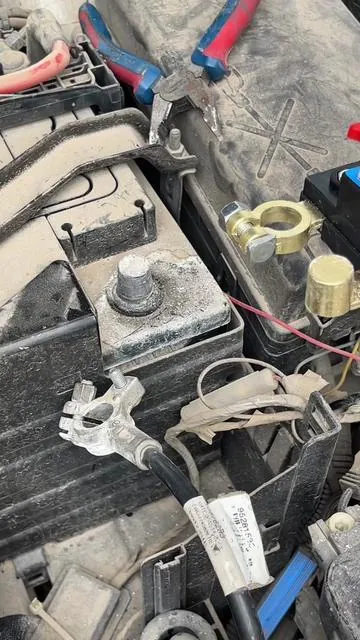 Tired of dealing with dead batteries? Try this pure copper battery cutoff  switch. Every vehicle should have one. #carbattery #battery #carhacks #mechanic #switch 
