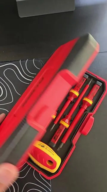 1000V insulated screwdriver set with VDE & GS certification for safe, reliable electrical work and everyday repairs. Includes Torx, Phillips, Pozidriv, and slotted tips with a removable handle for versatile and efficient use. 1000V insulated screwdriver set with VDE & GS certification for safe and reliable electrical work at home or on the job. Includes Torx, Phillips, Pozidriv, and slotted tips with a removable handle for versatile everyday use. #electriciantools #insulatedtools #screwdriverset #electricalwork #toolkit 