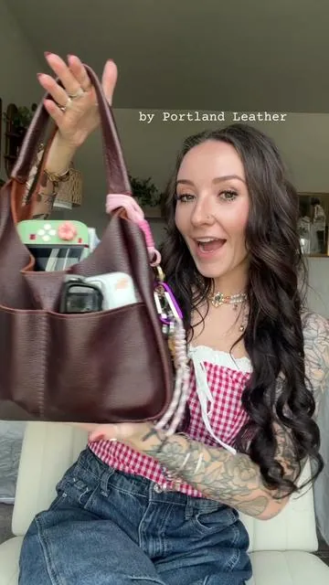 the Madison in medium / cold brew by Portland leather! Such a beautiful bag #leather #portlandleather #whatsinmybag #purses #plgpartner  