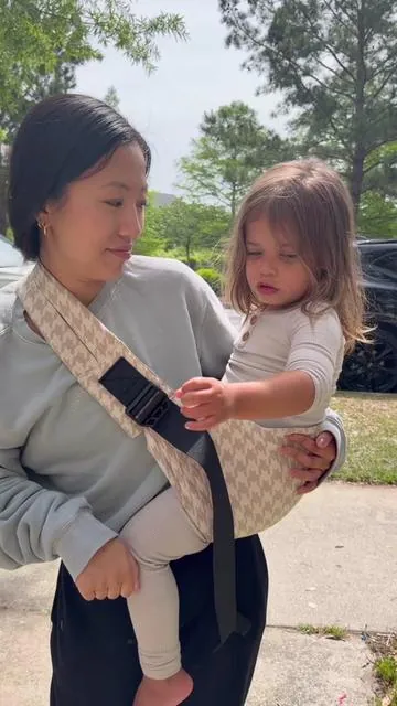 Krue is OBSESSED with this side sling! Ima have to carry her till she is 14 I think 😂 #velcrobaby #tiktokshopcreatorpicks #tiktokshopspringglowup #refreshedlook #perfectlykelsey 
