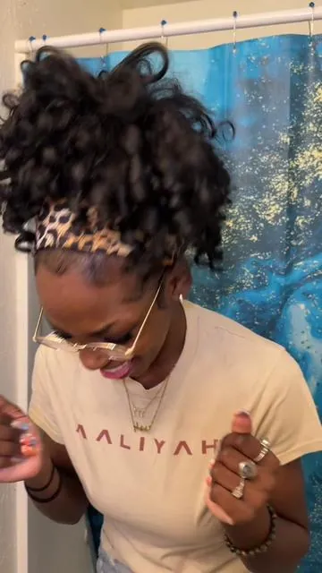 this is the wig you throw on when you’re running late but still wanna look like you have your life together 😭 claw clip really did what it needed to do  #syntheticawig #affordablewigsforsale #syntheticwigreview #afroheadbandwig #afrocurly 