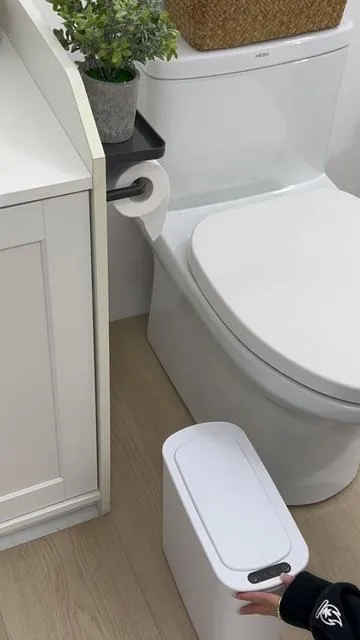 Si tu baño es pequeño, de verdad necesitas este basurero automático con sensor. ¡Ahora está en oferta!#toilet #trashcan #apartment #motionsensortrashcan #tiktokshopstockup 