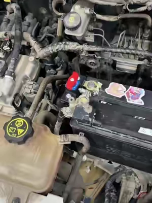¿Cansado de lidiar con baterías descargadas? Prueba este interruptor de corte de batería de cobre puro. Todo vehículo debería tener uno.#carbattery #battery #carhacks #mechanic #switch 