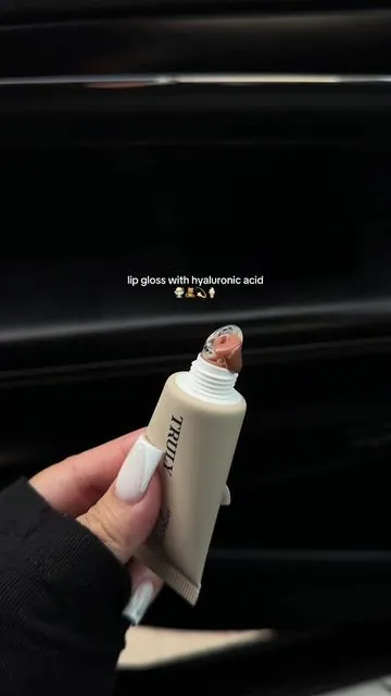 “vanilla baby” 🍨 #hyaluronicacid #hydratinglipgloss #girlyessentials #lipcare #vanilla @Truly Beauty ☁️