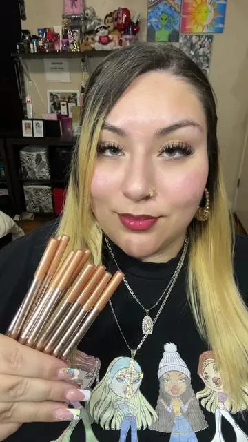 I’ve been trying to upload videos since last night and nothing is loading😭😭 TikTok always driving me nuts fr! #lipliner #lipproducts #fyp 