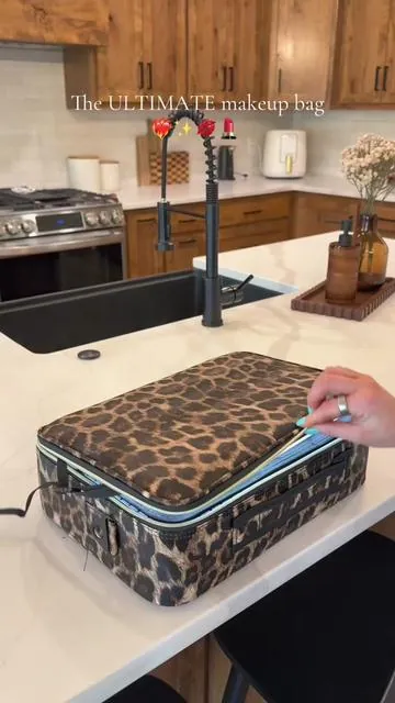 Having tons of storage, a big mirror, and a good lighting anywhere you go?? YES PLEASE. 👏🏼✨❤️  Mine is the size large!  #makeupbag #makeupcase #makeupbags #travelbag #toiletrybag 