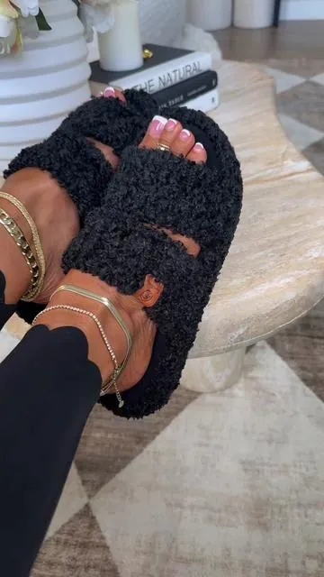 Sandal slippers with soft memory foam comfort that feel cozy indoors and easy to wear for quick trips outside. #SandalSlippers #MemoryFoam #ComfortShoes #IndoorOutdoor #CozyStyle 