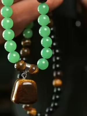 Collar ARPURRAINA de atracción de dinero con Aventurina Verde y Ojo de Tigre. Dije de cristal de sanación — la Aventurina Verde atrae prosperidad, oportunidades y abundancia; el Ojo de Tigre protege contra la envidia y brinda valor para la toma de decisiones. Largo 69cm (27.1 in), se usa largo o doblado como cadena corta. Unisex, para hombre o mujer. Ideal para aniversarios, regalos significativos y como amuleto diario de prosperidad. #collardeabundancia #aventurinaverde #ojodetigre #piedrasenergeticas #atraerprosperidad 