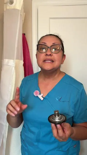 Para que tú tina no se tape más!  #cleanerlife #tiktokshopspringglowup #tubcleaning #bathtub #easyclean 