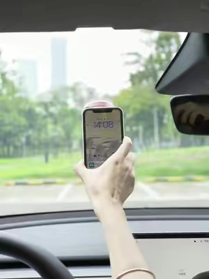 This car mount combines stability,and durability, perfectly accommodating smartphones of all sizes.#tiktokshop #carphoneholder #wirelesscharging  #FoldableSmartphone#TikTokHolidayHaul 
