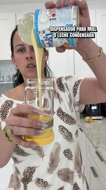 Dispensador multiuso ideal para miel y leche condensada sirve sin goteo evita regueros y hace todo más práctico en la cocina. #kitchengadgets #honeydispenser #BigDreamsStartSmall #Tiktokshopstockup #Tiktokshopmothersday 