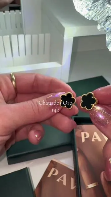 PAVOI Pendientes de trébol chapados en oro de 14K para mujer — Pendientes colgantes y de botón con trébol, con nácar u ónix — Joyería moderna y de la buena suerte @PAVOI #tiktokshopstockup #mothersdaygifts #pendientes #earrings #aretes 