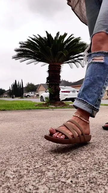 The new colors are so cute! #crocs #crocssplashstrappysandal #crocssandals #tiktokshopcreatorpicks @Crocs 