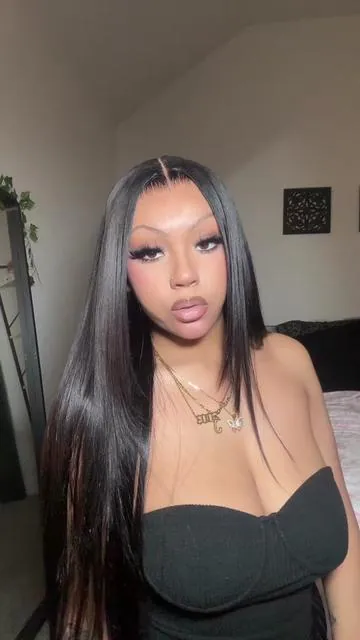 love a good bussdown with no edges 🤭🥰 @SAR HAIR SHOP #middlepartbussdown #gluelesswigs #wiginstall #weargowig #wigreview 