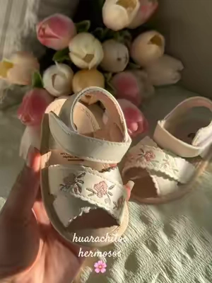 Amooo ser girl mom 🫶#huaraches #babyshoes #babysandals #girlmom #babygirlfashion 