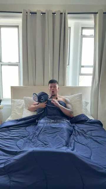 Cobija fría diseñada para dar una sensación fresca y ligera al contacto, ideal para mejorar la comodidad al dormir.#coolingblanket #coolingblanket #blanket #tiktokshopmothersday #tiktokshopstockup 