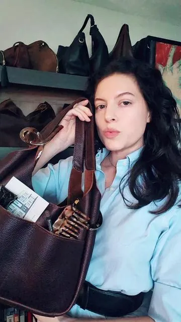 What's your current carry?? Madison is on my arm this week and you can see why!! Two exterior pockets are great for organization (and whimsy), plus another inside !! #portlandleather #lovemyleather #leatherbag #pursetok #whimsy 