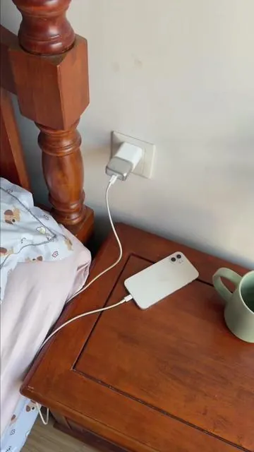 It unplugs itself the second your phone is fully charged. Overcharging is officially a thing of the past. #techtok #charger #coolgadgets #TechGadgets #phonehacks 