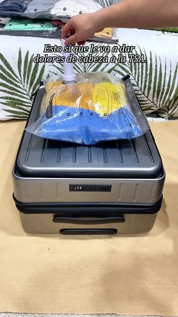 Deja de llenar tus abrigos de invierno y suéteres pesados en el armario con este conjunto de almacenamiento al vacío. Dobla, cierra, presiona el botón y mira cómo se encoge. Ahorro de espacio, sin desorden, perfecto para la familia o para viajar! 🧥 ✨ Haga clic en el enlace y empacar ahora! #TrucoDeViaje #BolsaAlVacio #OrganizadorAlVacio #BolsaViajeAlVacio #ahorroespacioviaje 