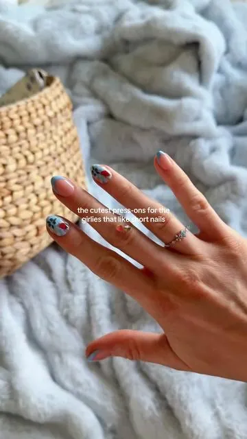 I love the shape and length of these! And there are so many cute designs🍓🧺 #shortnails #pressonnails #summernails #springnails #pressonsets 
