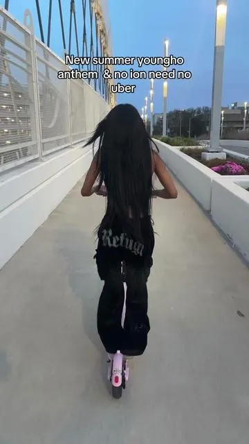 Jules on that DAMN bike 😭😭 “Throw it” by @kjdajit61  #scootergirl #nolabounce  #youngho #outside #pinkgirl 