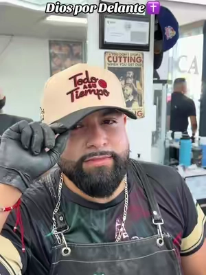 Gorra ajustable con diseño moderno y mensaje de fe. Cómoda, ligera y perfecta para cualquier outfit casual. Ideal para uso diario, regalos y looks urbanos. #diospordelante #diosprimero #cachuchas