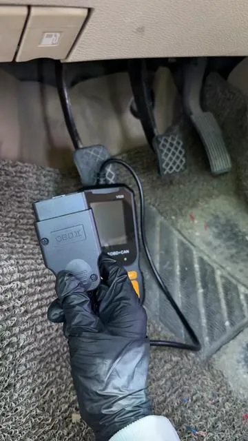 No computer or app needed—just plug it in and it'll tell you what's wrong with your car.#tiktokshopitalia #obd2 #scanner #checkengine #checkenginelight