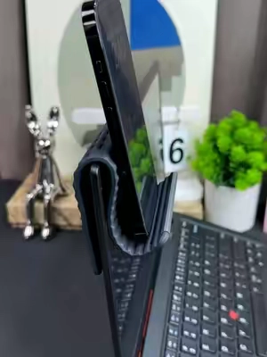For something this simple. It’s actually pretty useful #phonestand #contentcreator #coolfinds #techaccessories #phoneholder 