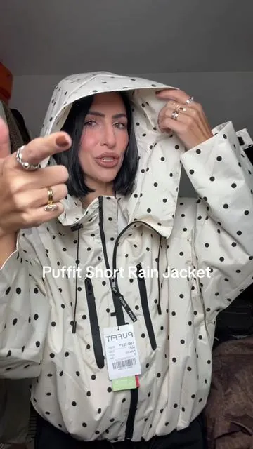 I would wear this even if it’s not raining out bc it’s so cute! @PUFFIT.US @PUFFIT.US.OFFICIAL @puffit.us.shop #puffit #puffitrainjacket #rainjacket #springjacket 